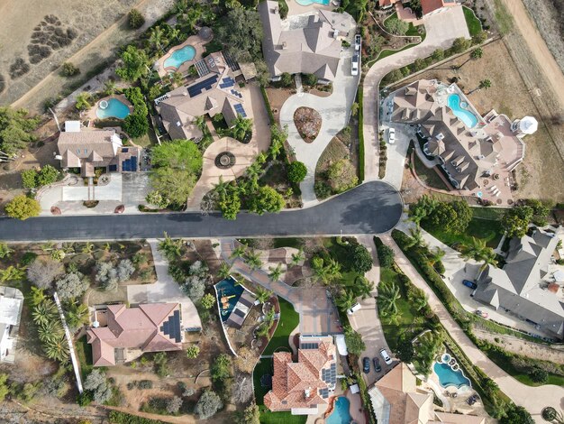 Widok z lotu ptaka na zamożną rezydencję w East Canyon Area of Escondido, San Diego, Kalifornia