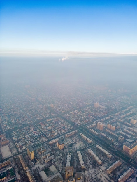 Widok z lotu ptaka na zanieczyszczone miasto pokryte smogiem