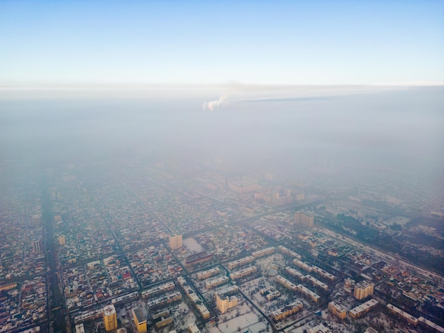 Widok z lotu ptaka na zanieczyszczone miasto pokryte smogiem