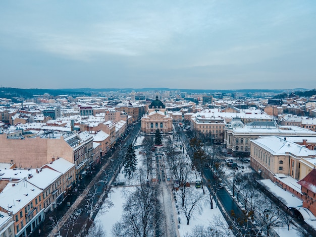 Widok z lotu ptaka na zaśnieżony budynek opery w centrum Lwowa