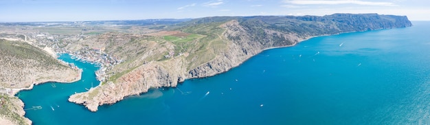 Widok z lotu ptaka na zatokę Balaklavsky i port na Krymie.