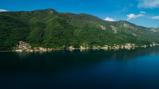 Widok z lotu ptaka na zatokę Kotor i wioski wzdłuż wybrzeża.