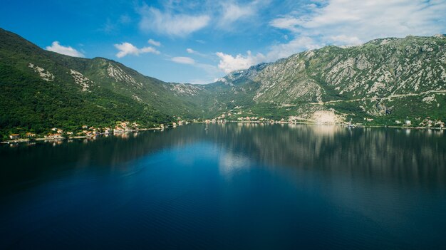 Widok z lotu ptaka na zatokę Kotor i wioski wzdłuż wybrzeża.