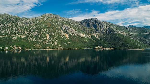 Widok z lotu ptaka na zatokę Kotor i wioski wzdłuż wybrzeża.