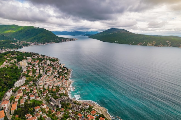 Widok z lotu ptaka na Zatokę Kotorską i miasto Herceg Novi w Czarnogórze