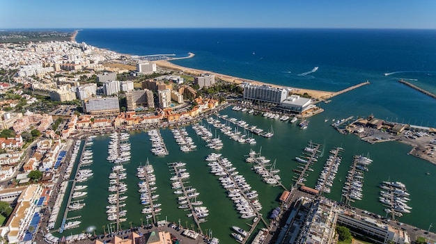 Zdjęcie widok z lotu ptaka na zatokę mariny z luksusowymi jachtami w vilamoura, algarve.