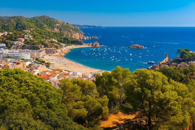 Widok z lotu ptaka na zatokę Tossa de Mar i Badia de Tossa na Costa Brava Catalunya Spain