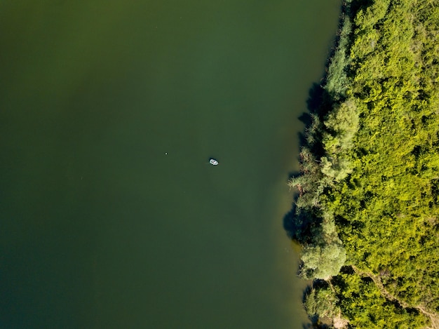 Widok Z Lotu Ptaka Na Zielone Jezioro Z łodzią I Drzewami Na Wybrzeżu