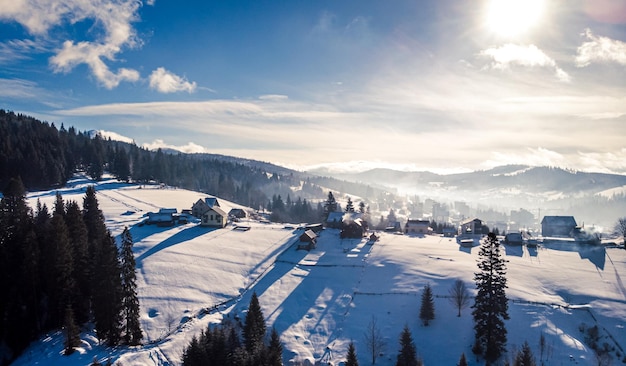 Widok z lotu ptaka na zimowe góry ze śniegiem