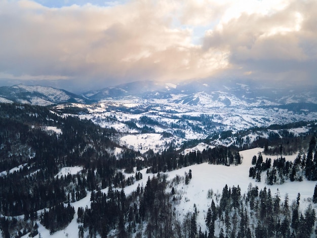 Widok z lotu ptaka na zimowe Karpaty