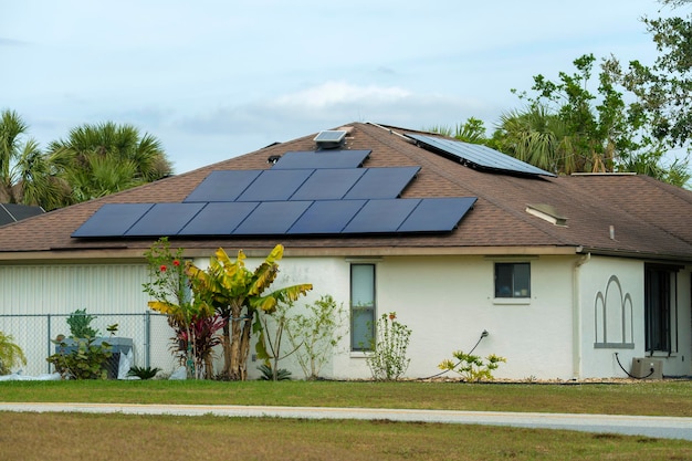 Widok Z Lotu Ptaka Na Zwykły Amerykański Dach Domu Z Niebieskimi Panelami Fotowoltaicznymi Do Produkcji Czystej Ekologicznej Energii Elektrycznej Inwestowanie W Odnawialną Energię Elektryczną Dla Dochodu Emerytalnego