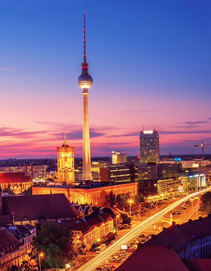 Zdjęcie widok z lotu ptaka nad berlin w niemcy na zmierzchu