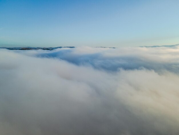 Widok z lotu ptaka nad chmurami kopia przestrzeń