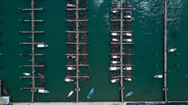 Widok z lotu ptaka nad grupą łodzie rybackie, Tajlandia