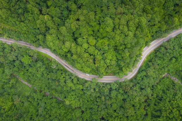 Widok Z Lotu Ptaka Nad Halną Drogą Iść Przez Tropikalnego Tropikalnego Lasu Deszczowego Krajobrazu W Tajlandia.