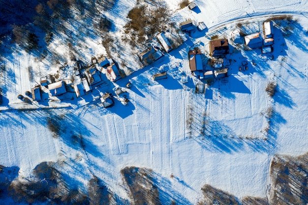 Widok z lotu ptaka nad prywatnymi domami w zimie