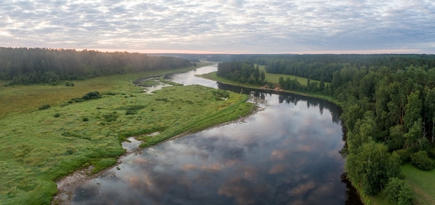 Widok z lotu ptaka nad rzeką z odbiciem chmur w wodzie, Wołga, Rosja