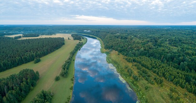 Widok z lotu ptaka nad rzeką z odbiciem chmur w wodzie, Wołga, Rosja