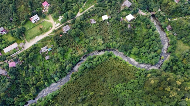 Widok Z Lotu Ptaka Natury W Dolinie Georgia Z Wąskimi Zboczami Wzgórz Rzeki I Wioski