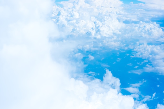 Widok z lotu ptaka niebieskie niebo i chmura Odgórny widok od samolotowego okno