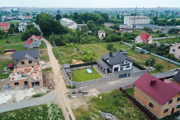 Widok z lotu ptaka niedokończonej ramy prywatnego domu w budowie w strefie podmiejskiej.