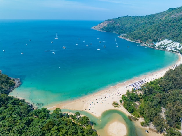 Widok z lotu ptaka Niesamowita plaża z relaksem ludzi podróżujących na plażyPiękne morze w sezonie letnim na wyspie Phuket TajlandiaPodróżujący na plażyPlaża latem z wieloma odpoczywającymi ludźmi