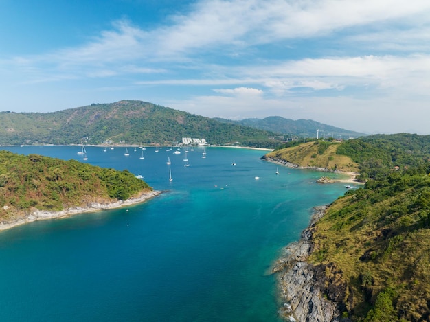 Widok z lotu ptaka Niesamowite morze z łodziami podróżniczymiŻaglówki na morzuPiękne morze w sezonie letnim na wyspie Phuket Tajlandia Podróże łodziamiOcean latem z wieloma odpoczywającymi ludźmi