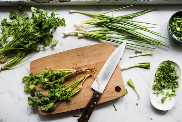 Widok z lotu ptaka nóż z świeżą organicznie kolendrą