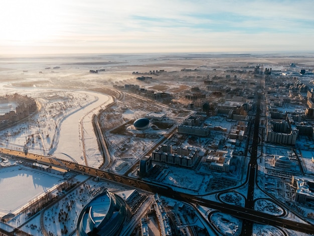 Widok z lotu ptaka NurSultan Kazachstan Qazaqstan centrum miasta z drapaczami chmur i wieżą Baiterek