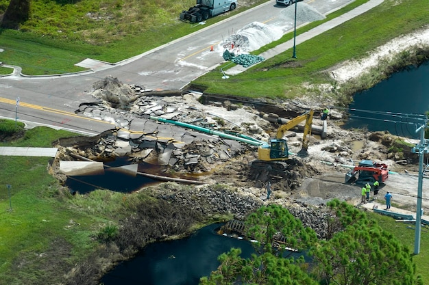 Widok z lotu ptaka odbudowy uszkodzonego mostu drogowego zniszczonego przez rzekę po zmyciu asfaltu przez powódź Odbudowa zrujnowanej infrastruktury transportowej