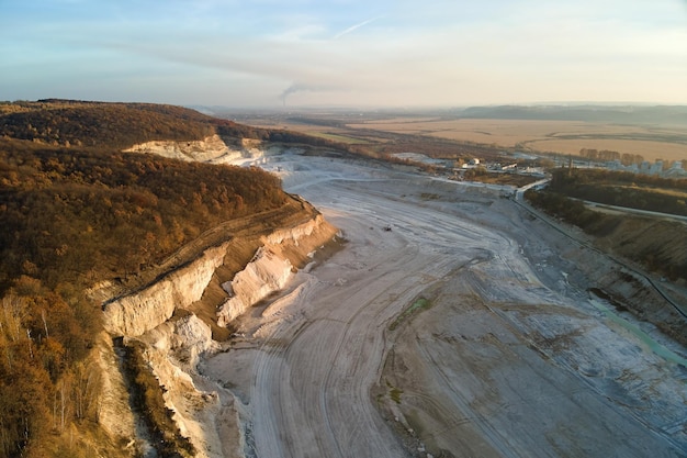 Widok z lotu ptaka odkrywkowej kopalni materiałów piaskowcowych dla budownictwa z koparkami i wywrotkami Ciężki sprzęt w górnictwie i produkcji użytecznych minerałów