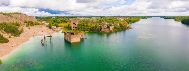 Widok z lotu ptaka opuszczonego więzienia Rummu Tallinn Estonia jeziora plaży. Piękny widok na jezioro.