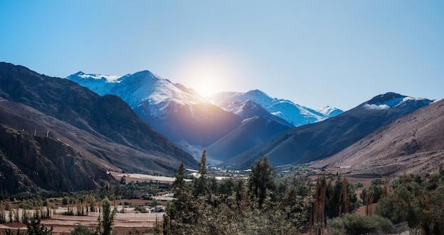 Widok z lotu ptaka Paiguano lub Paihuano na winnice i zaśnieżone góry w zimie, Valle del Elqui