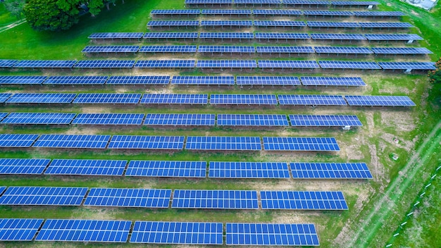 Widok z lotu ptaka paneli słonecznych w Sao Jose dos Campos Brazylia Wiele paneli energii odnawialnej