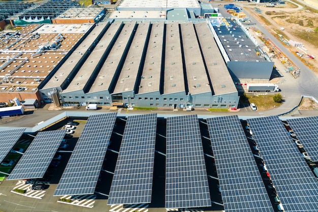 Widok z lotu ptaka paneli słonecznych zainstalowanych nad parkingiem z zaparkowanymi samochodami w celu efektywnego wytwarzania czystej energii