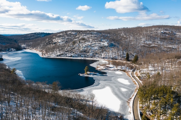 Widok z lotu ptaka park narodowy z zamarzniętym jeziorem