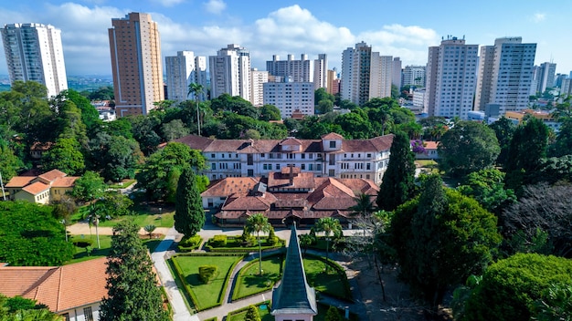 Widok z lotu ptaka Parque Vicentina Aranha w Sao Jose dos Campos Brazylia Kaplica i Stare Sanatorium