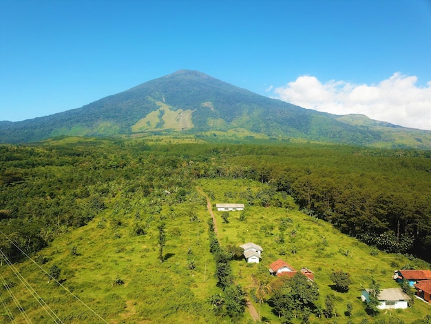 Widok z lotu ptaka piękna panorama gór w Indonezji