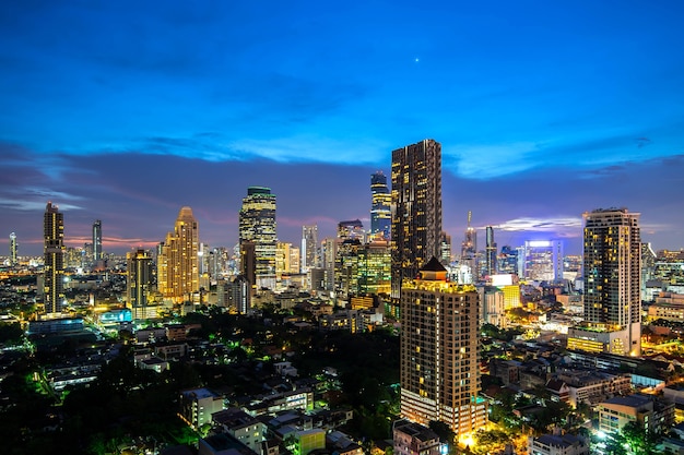 Widok z lotu ptaka pięknego zmierzchu Bangkok miasta linii horyzontu w centrum krajobraz Bangkok Tajlandia