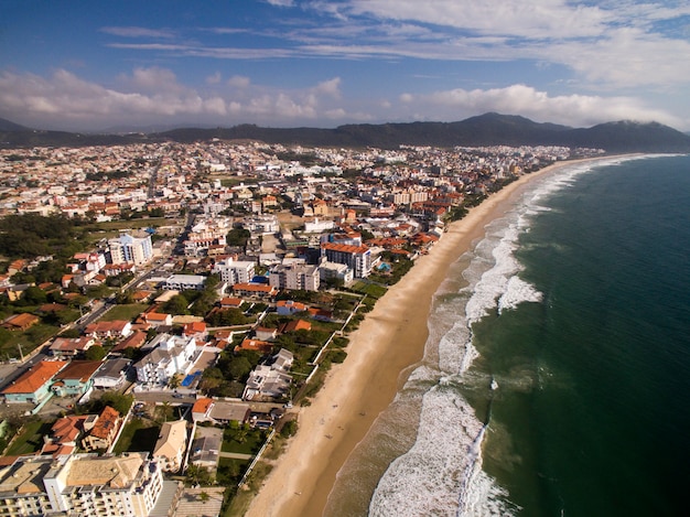 Widok z lotu ptaka Plaża Ingleses w Florianopolis w Brazylii.