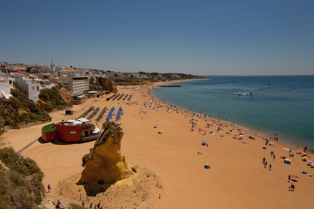 Widok z lotu ptaka plaży Albufeira Praia do Peneco Południowa Portugalia