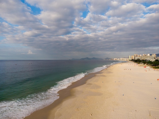 Widok Z Lotu Ptaka Plaży Barra Da Tijuca W Zachodniej Części Rio De Janeiro, Brazylia. Słoneczny Dzień Z Chmurami O świcie. Zdjęcie Z Drona.