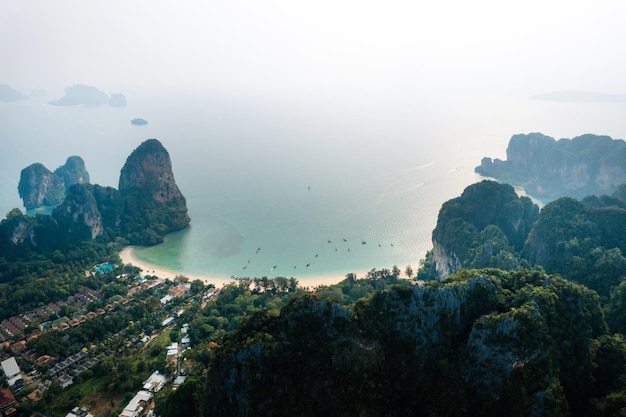 Widok z lotu ptaka plaży Railay w letni dzień w Krabi Tajlandia