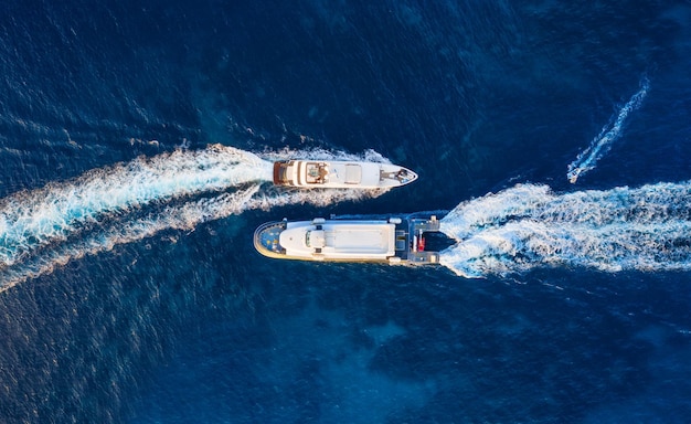 Widok z lotu ptaka pływającego statku na błękitnym Adriatyku w słoneczny dzień Szybki statek na powierzchni morza Pejzaż morski z drona Obraz z podróży