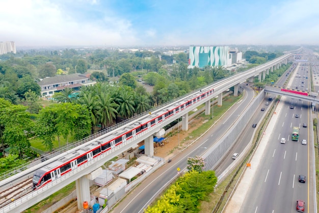 Widok z lotu ptaka pociągu LRT na trasie Bogor-Dżakarta