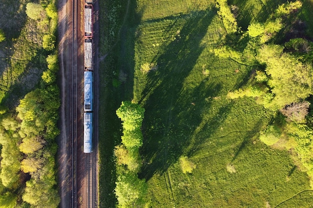 Widok z lotu ptaka pociągu towarowego na kolei dwutorowej