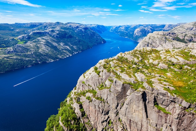 Widok z lotu ptaka Preikestolen lub Prekestolen lub Pulpit Rock, Norwegia