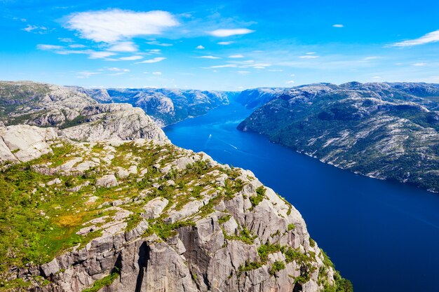 Widok z lotu ptaka Preikestolen lub Prekestolen lub Pulpit Rock, Norwegia