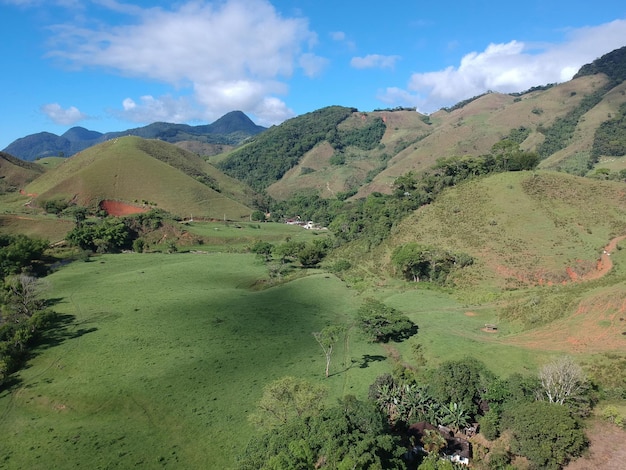 Widok z lotu ptaka przyrody w Sana, MacaÃƒÂ©, region górski Rio de Janeiro. Zdjęcie z drona.