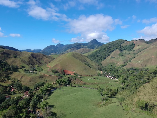 Widok z lotu ptaka przyrody w Sana, MacaÃƒÂ©, region górski Rio de Janeiro. Zdjęcie z drona.